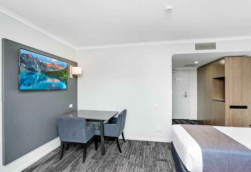 Номер Deluxe, Cairns Sheridan