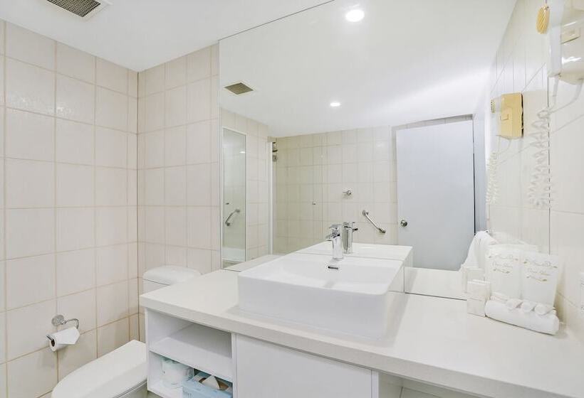 Номер Deluxe, Cairns Sheridan
