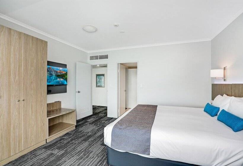 Номер Deluxe, Cairns Sheridan