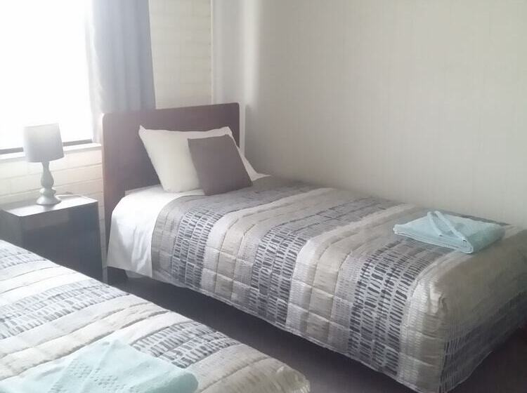 اتاق خانوادگی, White Manor Motel