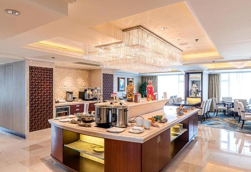 Номер Клуб Кровать Кинг, Shangri La Wuhan,close To The Mixc With Three Subway Lines
