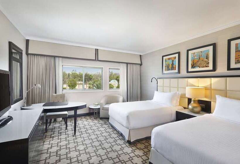 اتاق استاندارد با چشم‌انداز استخر, Hilton Cairo Heliopolis