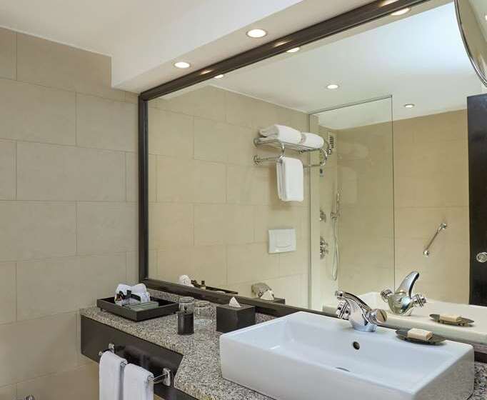 اتاق استاندارد با چشم‌انداز استخر, Hilton Cairo Heliopolis