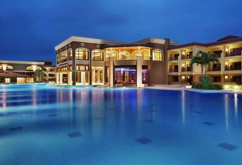 اتاق استاندارد با چشم‌انداز استخر, Hilton Cairo Heliopolis