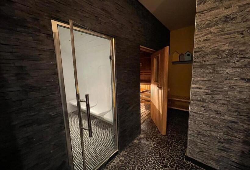 Семейный Номер, Logis Hotel Center