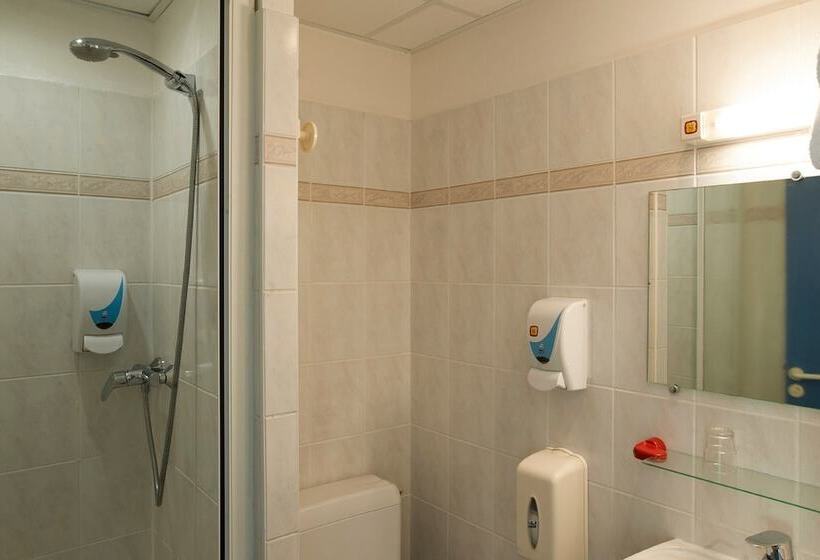 Номер Стандарт Трехместный, The Originals Boutique, Hôtel Neptune, Bercksurmer