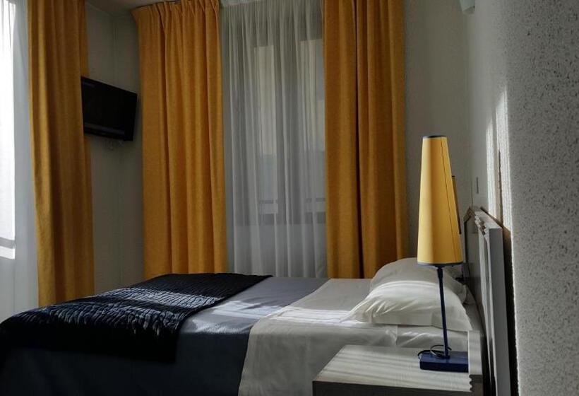 Номер Комфорт, Hôtel De Genève Et Restaurant , Faverges Seythenex