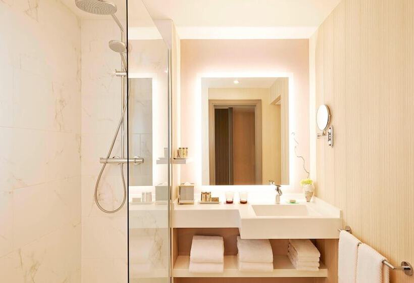 Семейный Номер, Renaissance Paris La Defense