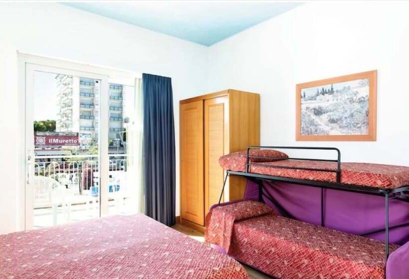 Quarto Quadruple Standart com Varanda, Principe Palace