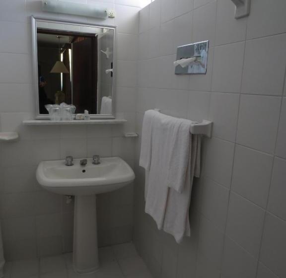 Quarto Estandar, Las Palmas Midway Inn