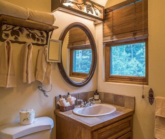 Студио Базик, Alpine Village Suites