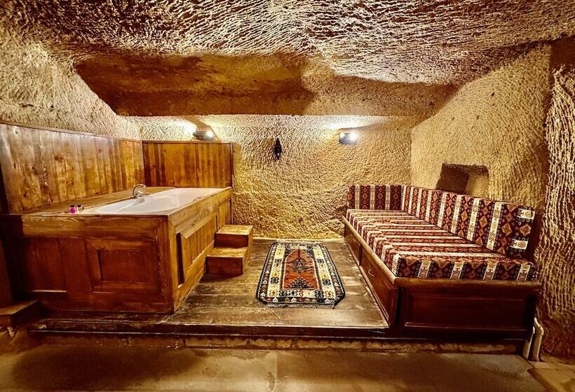 Полулюкс, Harkasos Cave