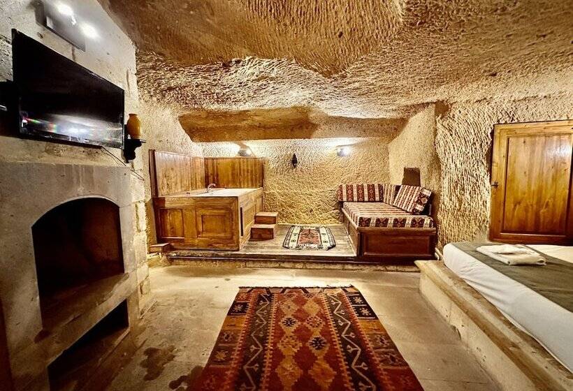 Полулюкс, Harkasos Cave