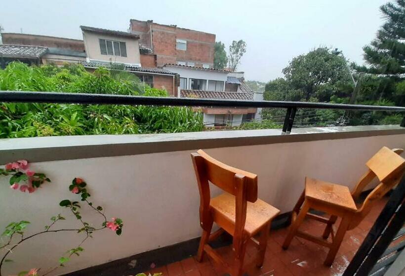 اتاق لوکس با بالکن, Poblado Guest House