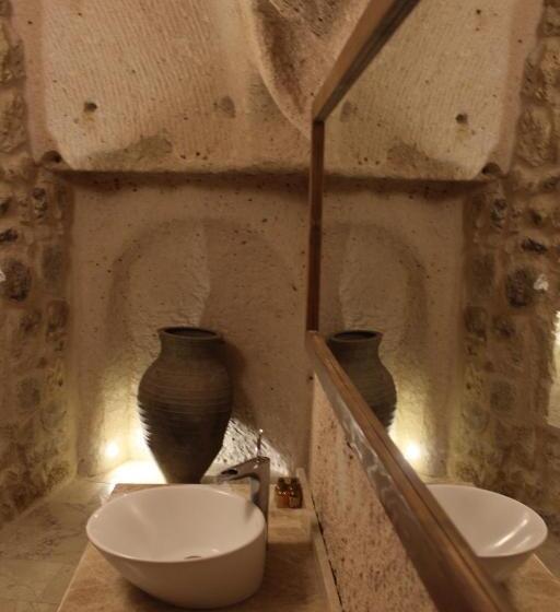 스위트 킹사이즈 침대, Helike Cave Suites