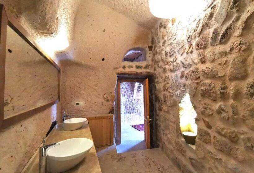 스위트 킹사이즈 침대, Helike Cave Suites