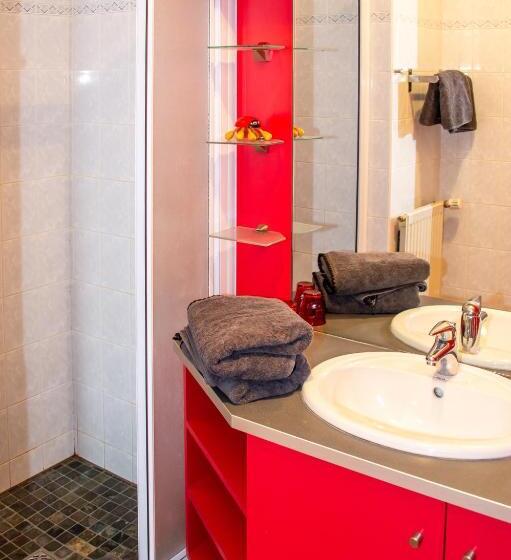 Семейный Номер, La Combe Fleurie Appartements & Chambres