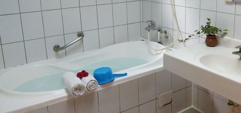 اتاق استاندارد چهار تخته, Jenq Yang Hotspring
