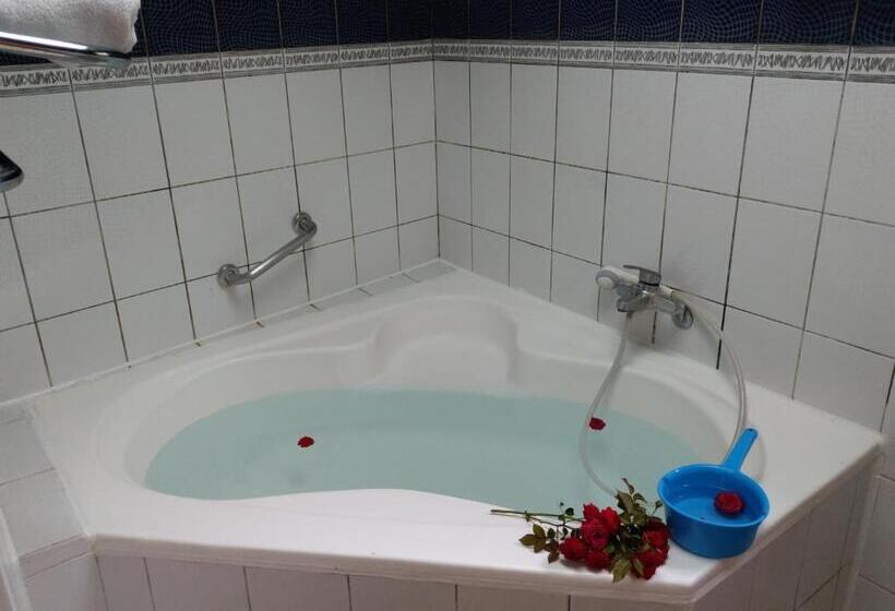اتاق استاندارد چهار تخته, Jenq Yang Hotspring