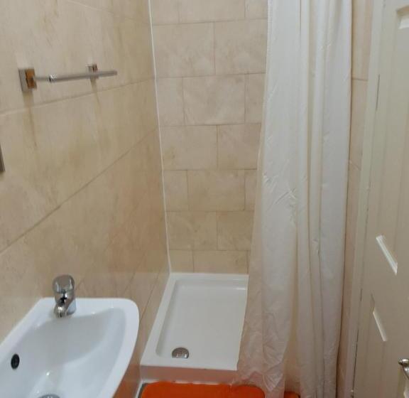 Номер Стандарт Трехместный, Portsmouth Budget Hotels   All Rooms Are En Suite