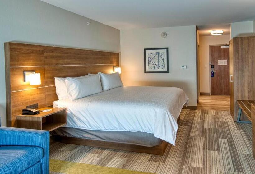 带大床的套房, Holiday Inn Express & Suites   Omaha Downtown   Airport, An Ihg