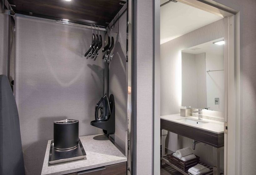 스위트, Holiday Inn Express   Boston South   Quincy, An Ihg
