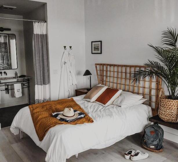 デラックススタジオ, Lokal Hotel Cape May
