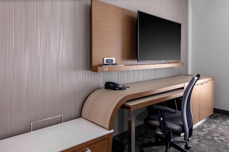 带大床的标准间, Courtyard By Marriott East Lansing Okemos