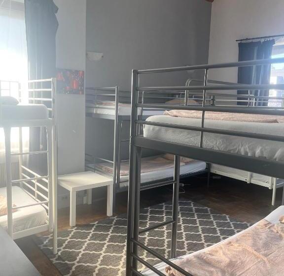 Кровать в Общей Комнате, 4 Couples & 4 Friends Hostel