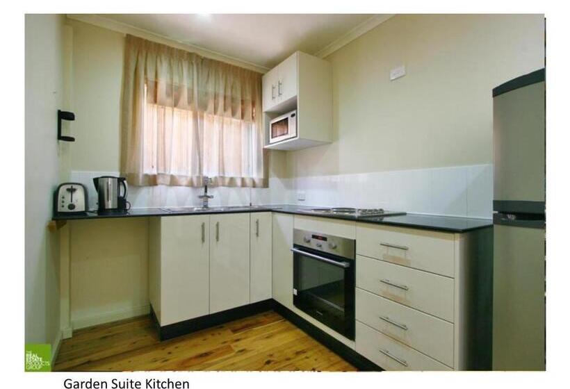 Люкс Вид на Сад, Southview Guest House