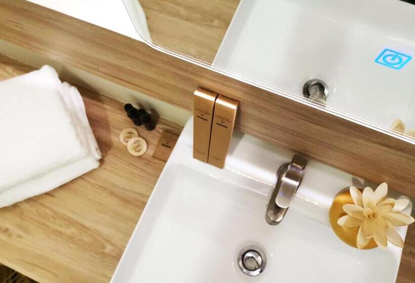 اتاق لوکس خانوادگی, Oikos Poshtel