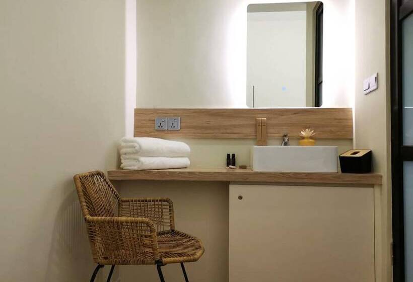 اتاق لوکس خانوادگی, Oikos Poshtel