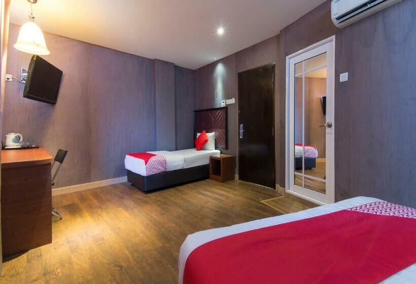اتاق لوکس سه تخته, OYO 763 Tazara Hotel