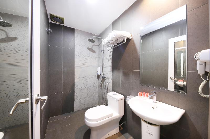 اتاق لوکس سه تخته, OYO 763 Tazara Hotel