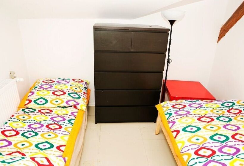 Quarto Basic, Hoża Apartments And Rooms
