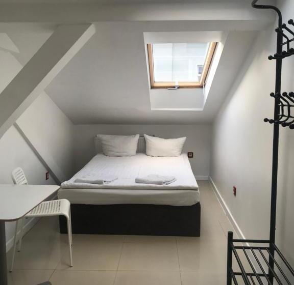 Quarto Basic, Hoża Apartments And Rooms