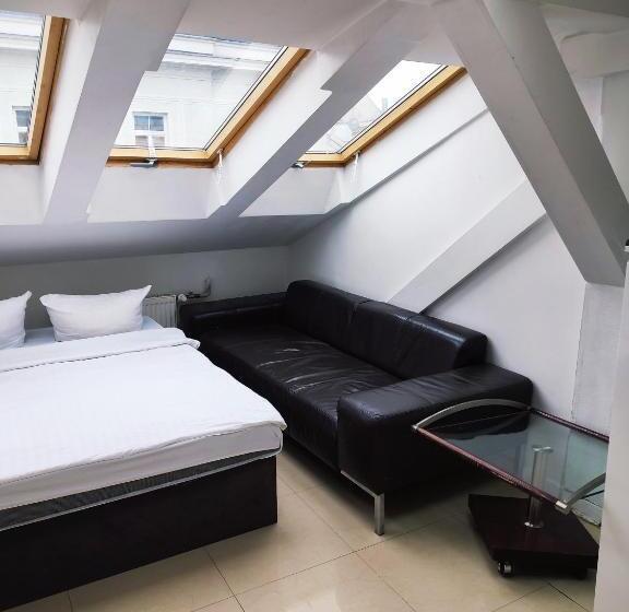 Quarto Quádruplo Estandar, Hoża Apartments And Rooms