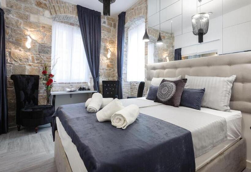 اتاق لوکس با تخت بزرگ, Irini Luxury Rooms