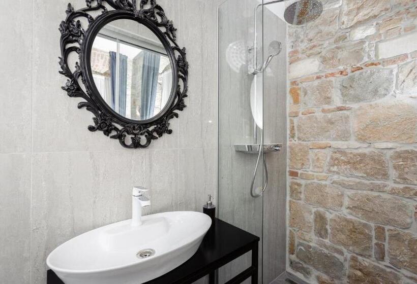اتاق لوکس با تخت بزرگ, Irini Luxury Rooms