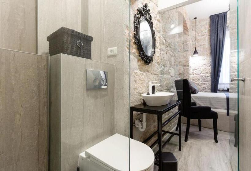 اتاق استاندارد, Irini Luxury Rooms