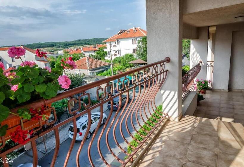Семейный Номер, Dom Mladenovi B&b