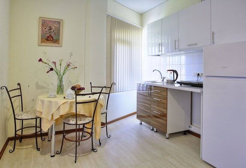 استودیوی استاندارد, Prosperus Guest House