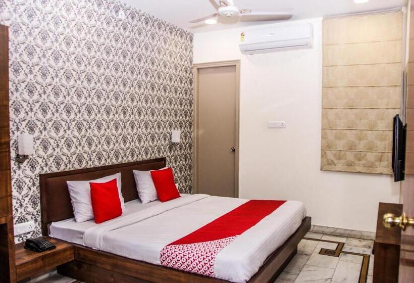 Quarto Triplo Deluxe, Collection O Chawla
