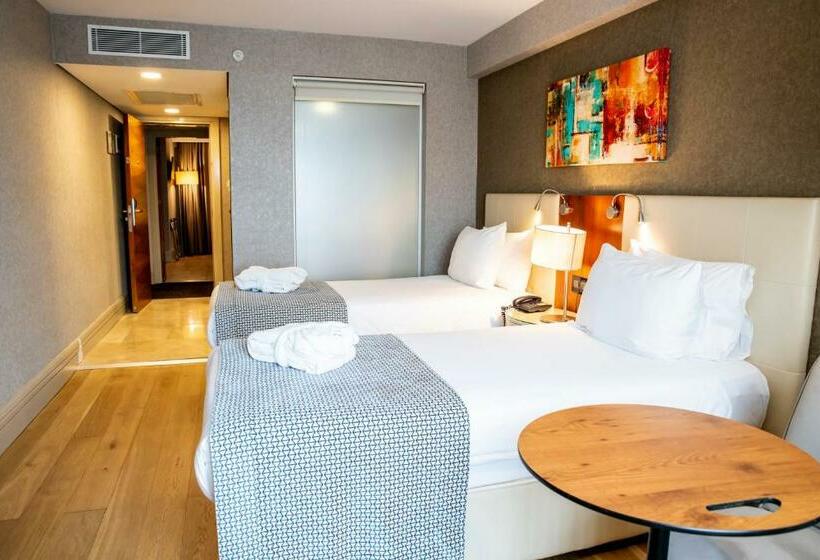 バルコニー付きスタンダードルーム, Ramada Istanbul Grand Bazaar