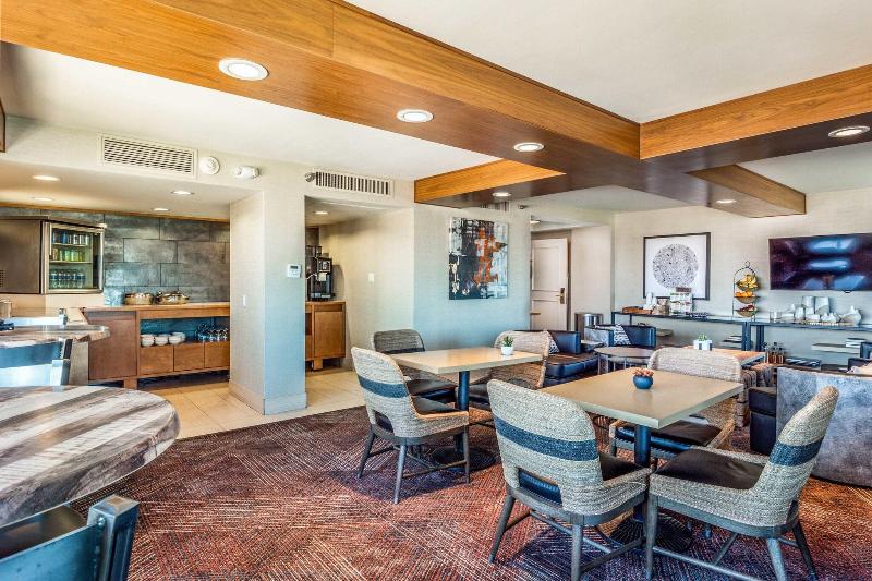 חדר קלאב עם מיטת קינג, Sheraton Albuquerque Airport