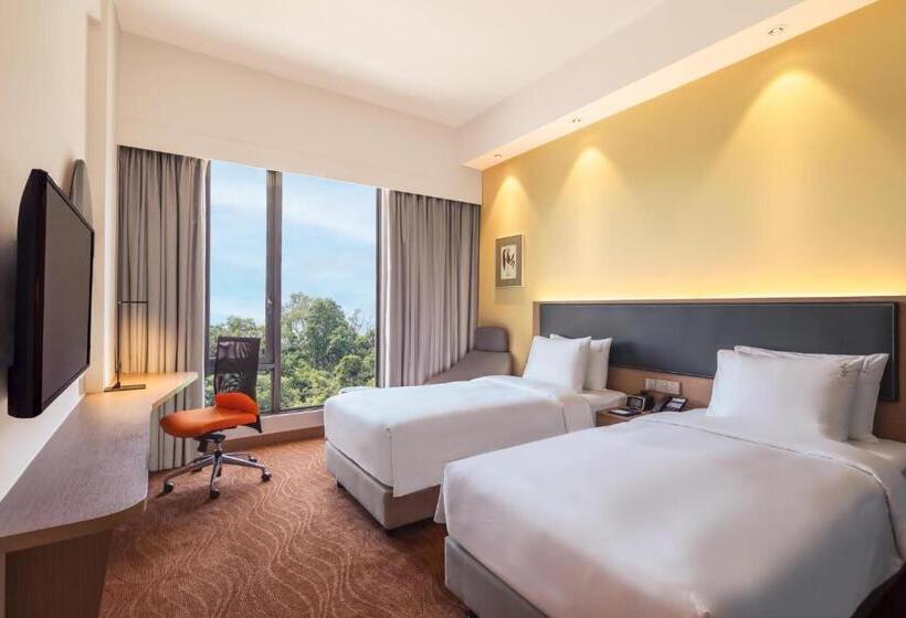 带特大床的标准间, Holiday Inn Express Kota Kinabalu City Centre By Ihg