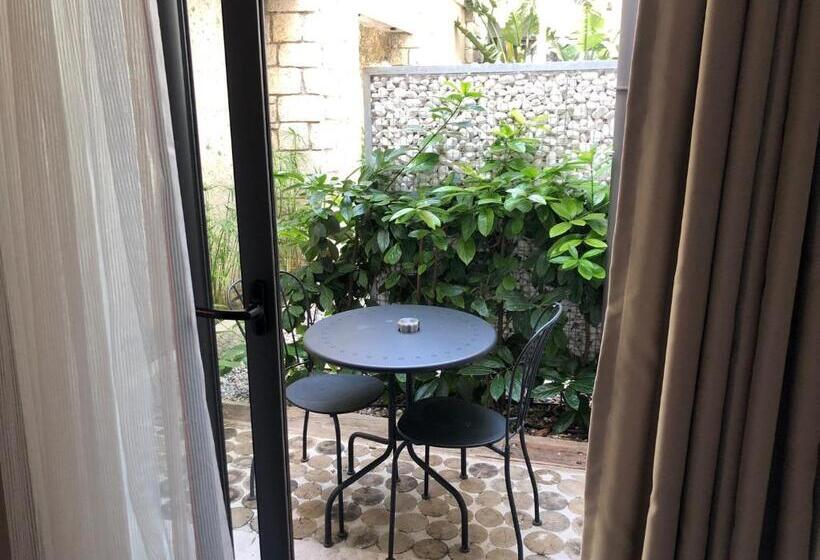 Quarto Familiar, Yerli Otel Alacati