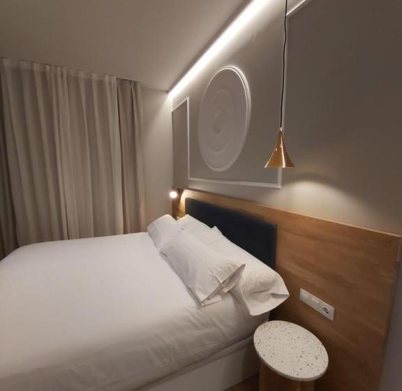 اتاق سوپریور با تخت بزرگ, Habital Suites