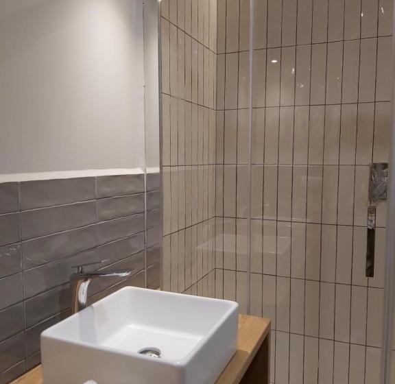 اتاق لوکس با تخت بزرگ, Habital Suites