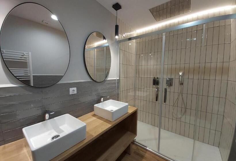 اتاق لوکس با تخت بزرگ, Habital Suites